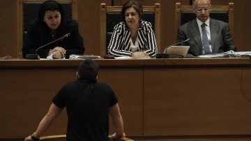 Aστυνομικός για δολοφονία Φύσσα: Τους φωνάζαμε να σταματήσουν, τι άλλο να κάναμε;