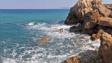 Κρήτη: Ζευγάρι τουριστών εγκλωβίστηκε σε βράχια - Στο σημείο η ΕΜΑΚ