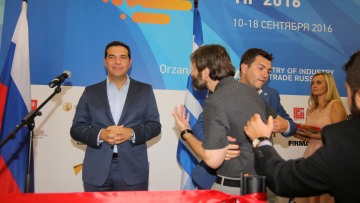 Βίντεο: Μικροομολογιούχος ρώτησε τον Τσίπρα γιατί δεν συνεργάστηκε με τον Σαμαρά