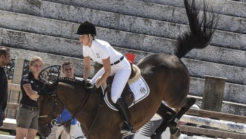 Μετά το χωρισμό: Η Αθήνα Ωνάση κατέβηκε σε αγώνες ιππασίας