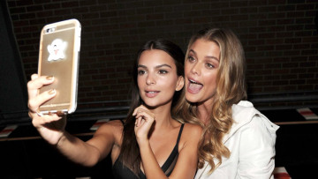 Η Emily Ratajkowski και η Nina Agdal στέλνουν selfie στον DiCaprio 