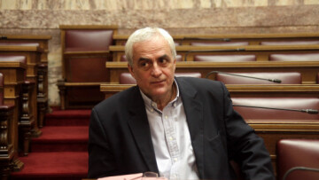 «Πονοκέφαλος» στο Μαξίμου για την παραίτηση Βουδούρη με αιχμές για κακοδιαχείριση στο προσφυγικό