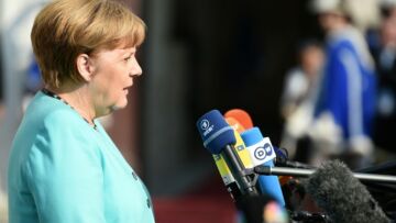 Μέρκελ από Μπρατισλάβα: Δεν μπορούμε σε λίγους μήνες να λύσουμε τα προβλήματα χρόνων