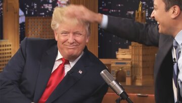 Δεν θα το πιστέψετε: Ο Τζίμι Φάλον ανακατεύει τα μαλλιά του Ντόναλντ Τραμπ!