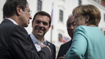 Τσίπρας από Μπρατισλάβα: Το Σύμφωνο Σταθερότητας δεν είναι «οι δέκα εντολές του Μωυσή»