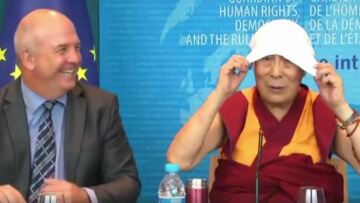 Βίντεο: Ο Δαλάι Λάμα ξεκαρδίζεται μπροστά στο Συμβούλιο της Ευρώπης