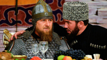 Βίντεο: Ο Καντίροφ ντύθηκε πολεμιστής για την Ημέρα της Γυναίκας στην Τσετσενία