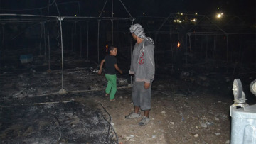 Νύχτα κόλασης στη Λέσβο: Στάχτη το hot-spot στη Μόρια, «βράζει» η τοπική κοινωνία