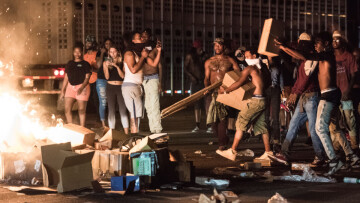 ΗΠΑ: Οδομαχίες και δεκάδες τραυματίες στη Βόρεια Καρολίνα