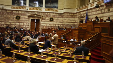 Live Βουλή: Με πυρ ομαδόν για το «κατεπείγον» ξεκίνησε η συζήτηση για το πολυνομοσχέδιο