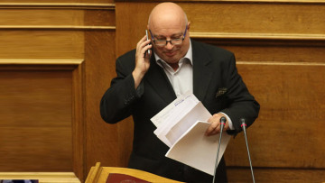 Ο βουλευτής με την Porsche μιλούσε στο κινητό από το βήμα της Βουλής!