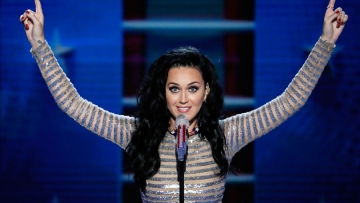 Η Κέιτι Πέρι γυμνή για χάρη της Χίλαρι Κλίντον! (ΒΙΝΤΕΟ)