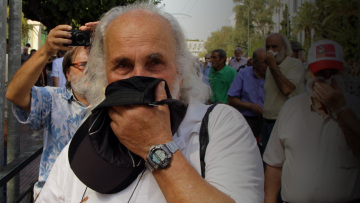 Τα ΜΑΤ ψέκασαν με χημικά τους συνταξιούχους στο Μαξίμου