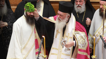 Ιερώνυμος: Τα σπίτια μας καίγονται και εμείς τραγουδάμε