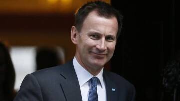 Μετά το Brexit ο Bρετανός υπ. Yγείας θέλει να «πάρουν πόδι» σχεδόν όλοι οι ξένοι γιατροί 