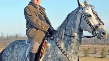 Βόρεια Κορέα: Όποιος δεν υποκλίνεται στο άγαλμα του Κιμ Γιονγκ Ουν... εκτελείται 