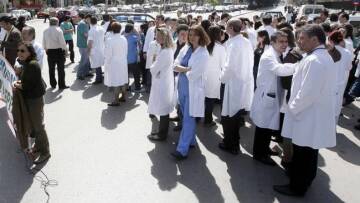 «Καραβάνι υγείας» γιατρών, νοσηλευτών με τελικό προορισμό το υπ. Υγείας