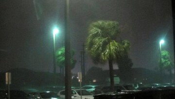 Απίστευτο βίντεο: Ρεπόρτερ μεταδίδει live τον τυφώνα «Μάθιου»