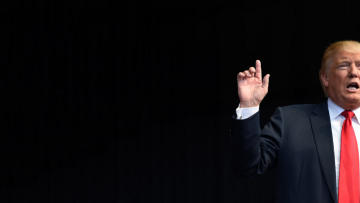 Σάλος για τα σεξιστικά σχόλια του Τραμπ: Αν είσαι σταρ μπορείς να πιάσεις τις γυναίκες από παντού