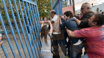 Βίντεο: Πιάστηκαν στα χέρια γονείς και αλληλέγγυοι στο 66ο γυμνάσιο στην Ακαδημία Πλάτωνος