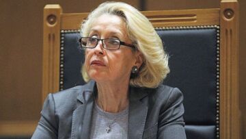 Ένα βήμα πίσω έκανε η Βασιλική Θάνου για τα όρια συνταξιοδότησης των δικαστών