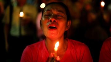 Δείτε βίντεο: Ανείπωτος θρήνος στην Ταϊλάνδη για τον θάνατο του βασιλιά