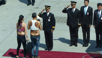 Εκκεντρικός playboy με... μπουστάκι ο νέος βασιλιάς της Ταϊλάνδης