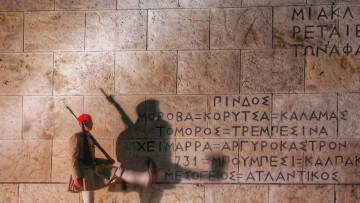 Κουκουλοφόρος πέταξε μολότοφ στους Ευζώνους στο μνημείο του Αγνώστου Στρατιώτη