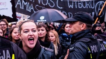 Πολωνία: Στους δρόμους ξανά οι γυναίκες για τις αμβλώσεις