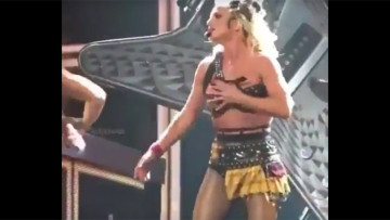 Ατύχημα για την Μπρίτνεϊ Σπίαρς επί σκηνής - Λύθηκε η τιράντα της 