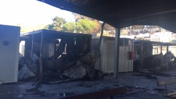 Στις φλόγες τα hotspot του Αιγαίου: Επεισόδια και καταστροφές σε Λέσβο και Σάμο