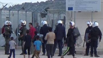 Χίος: Νέα ένταση στη ΒΙΑΛ - Μετανάστες έκαψαν κουβέρτες