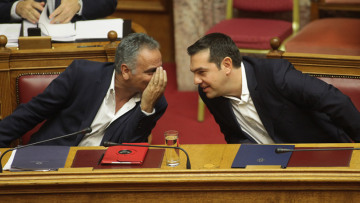 Γράφει-σβήνει ονόματα ο Τσίπρας για τον ανασχηματισμό