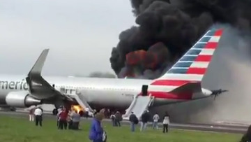 Συναγερμός σε αεροδρόμιο των ΗΠΑ: Αεροσκάφος της American Airlines στις φλόγες