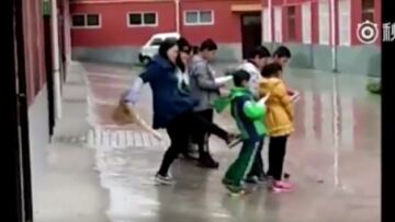Βίντεο-ντροπής: Δασκάλα κλωτσάει μαθητές στη βροχή γιατί δεν έκαναν τα μαθήματά τους