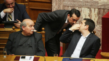 «Παγώνουν» και το νόμο-γέφυρα για τις τηλεοπτικές άδειες