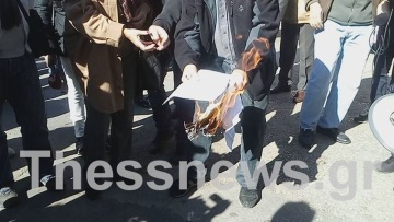Βίντεο: Συνταξιούχοι στη Θεσσαλονίκη έβαλαν φωτιά στις επιστολές Κατρούγκαλου
