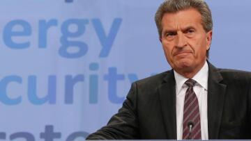 Συγγνώμη για τους «σχιστομάτηδες» Κινέζους ζήτησε ο Έτινγκερ 