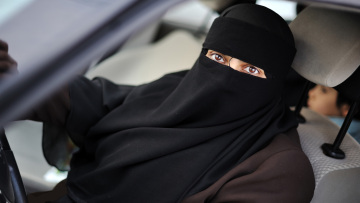 Σαουδική Αραβία: Ούτε κατά διάνοια δεν εξετάζει το ενδεχόμενο να οδηγούν οι γυναίκες