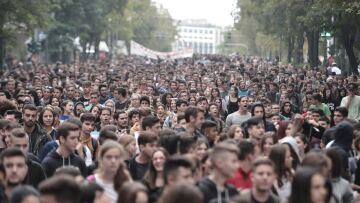 Στους δρόμους χιλιάδες μαθητές «για το σχολείο και τη ζωή που τους αξίζει»