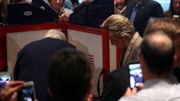 Αμερικανικές εκλογές: Συγκινημένη ψήφισε η Χίλαρι - Θα κάνω ό,τι καλύτερο μπορώ, αν είμαι τυχερή και κερδίσω