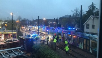 Ανατροπή τραμ στο Λονδίνο: Παγιδευμένοι και τραυματίες 