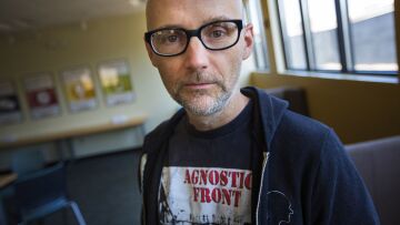 O Moby «τα 'χώνει» στους συμπατριώτες του για τον Τραμπ: Αμερική, τι σκ@τά έχεις πάθει;