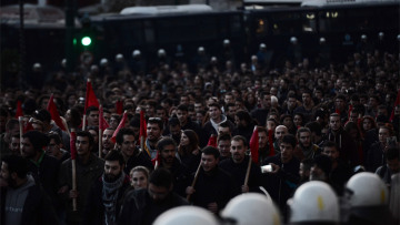 Πολυτεχνείο 2016: 15.000 στη μεγάλη πορεία - Προπηλάκισαν το μπλοκ του ΣΥΡΙΖΑ