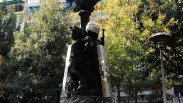 Στην πλατεία Εξαρχείων «στόλισαν» τα κράνη και τις ασπίδες που έκλεψαν από τα ΜΑΤ