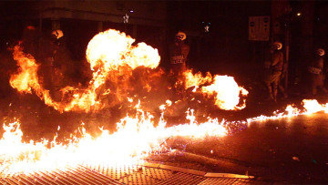 Πολυτεχνείο: Έσπασαν - έκαψαν «τιμής ένεκεν» και η Αστυνομία... απλός θεατής 