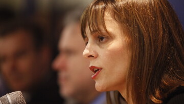 Η Αχτσιόγλου ακυρώνει το υπουργικό βέτο για τις ομαδικές απολύσεις