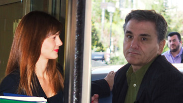 Δημοσιονομικό κενό 600 εκατ. ευρώ «βλέπουν» για το 2018 οι θεσμοί