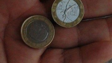 Τον δάγκωσε και του έκοψε το δάχτυλο για... δύο ευρώ 