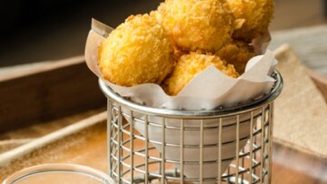 Τραγανές τυροκροκέτες με μέλι στα γρήγορα